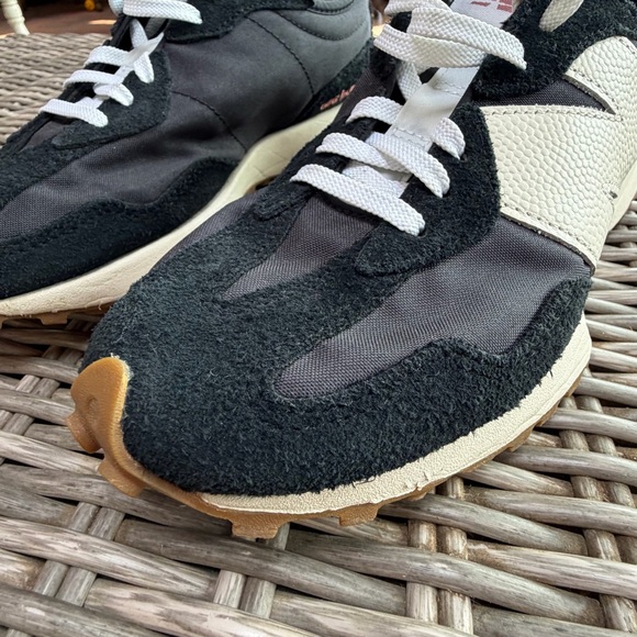 New Balance 327! Like NEW!!!! - Picture 4 of 16